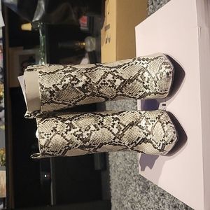 Size 7 JustFab Pull-on booties